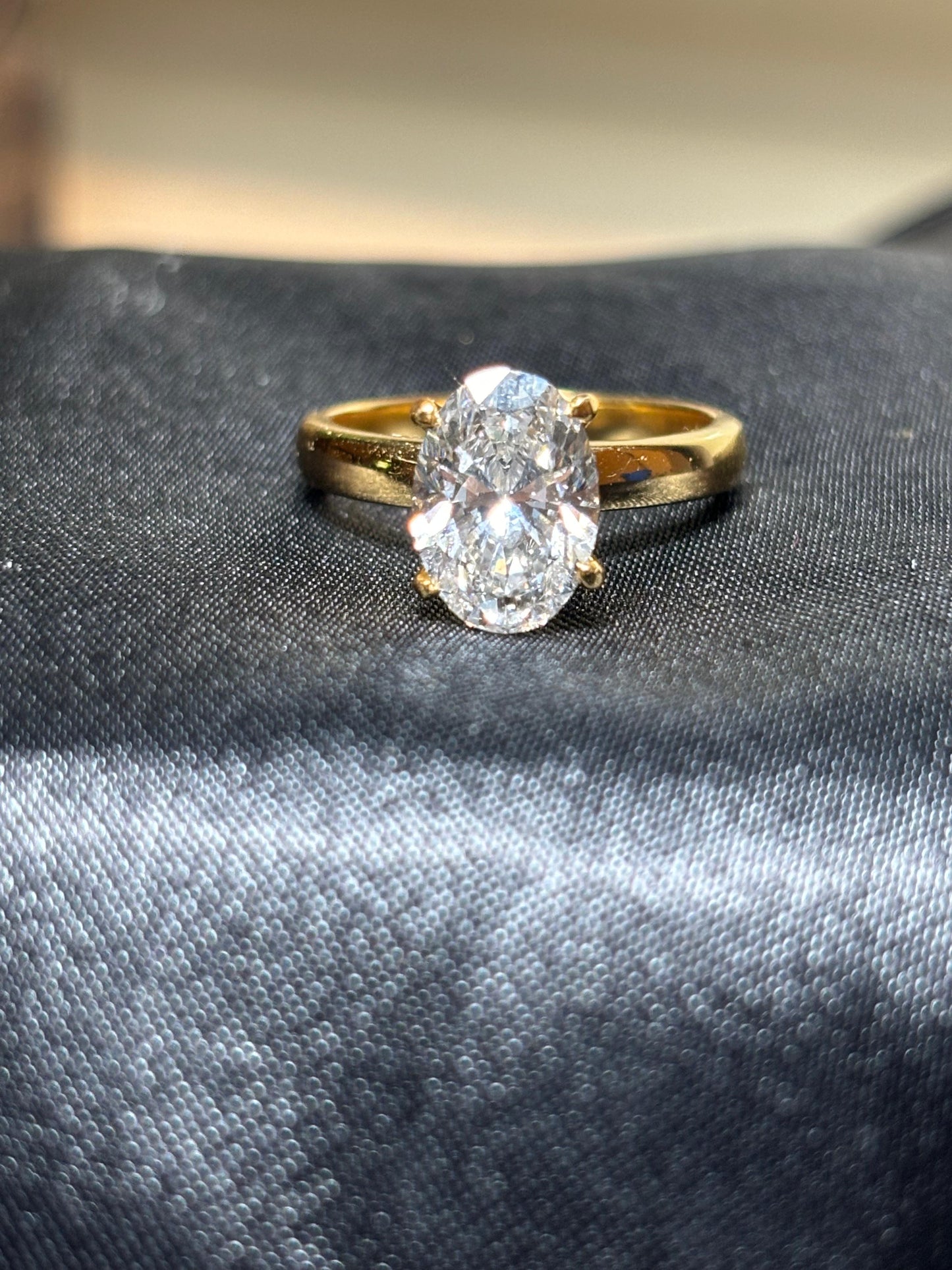 2 Carat Oval Lab Grown Diamond on 18Kt Gold Base